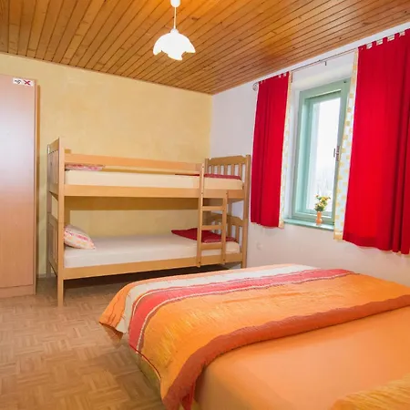 4 Bedroom Lovely In Kostel Hébergement de vacances Vrh pri Fari