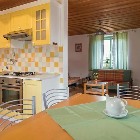 4 Bedroom Lovely In Kostel بيت للعطل Kupa